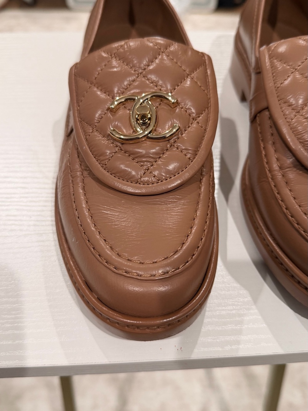 CHANEL CC LOGO brown Lambskin Loafers. - Picture 2 of 6